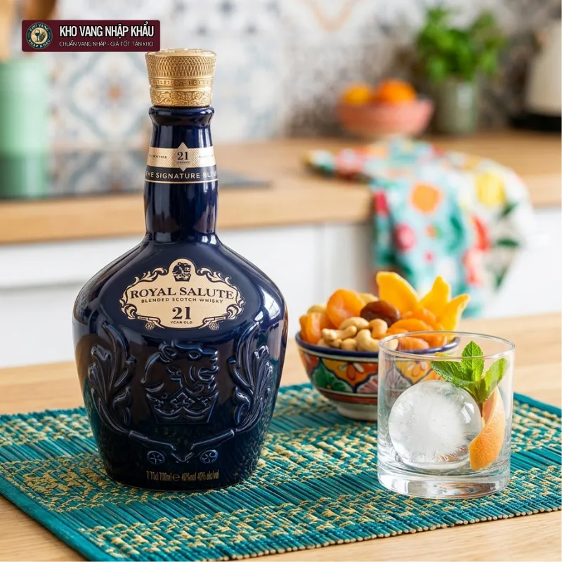 Rượu Whisky Chivas 21 Năm Royal Salute chính hãng trưng bày uy nghiêm trong không gian tiệc ngoại giao VIP