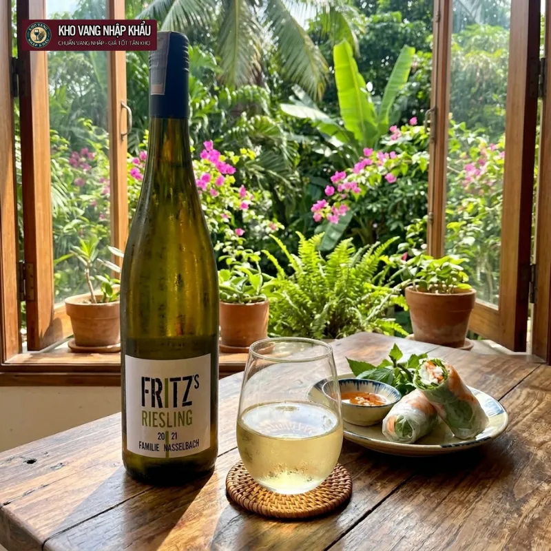Vang Trắng Đức Fritz Riesling Gunderloch chính hãng trưng bày sang trọng trong hầm rượu lạnh